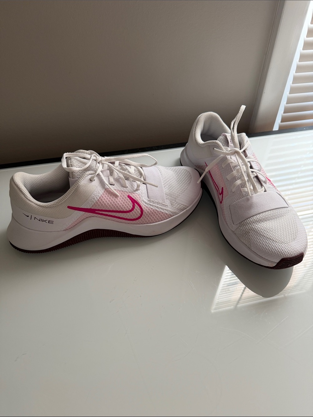Nike Women’s White Trainers with Hot Pink Swoosh